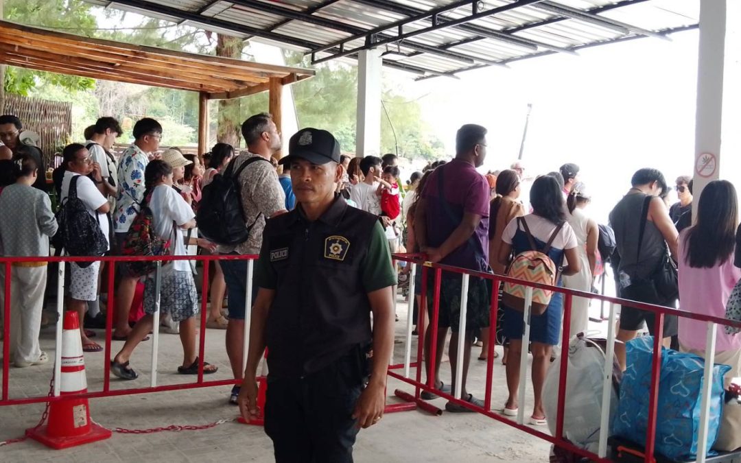 งาน จราจร รักษาความสงบเรียบร้อยให้แก่นักท่องเที่ยวบริเวณท่าเทียบเรือเกาะหลีเป๊ะ