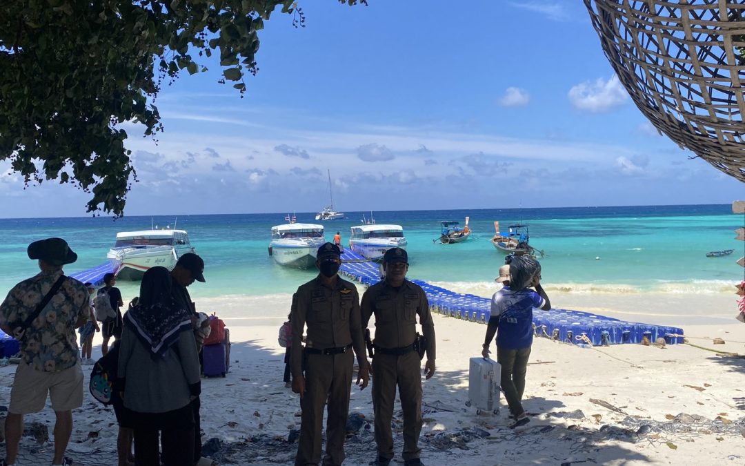 งานจราจร ออกปฏิบัติงานบริเวณชายหาดโป๊ะลอยน้ำ (ท่าเทียบเรือชั่วคร่าว)